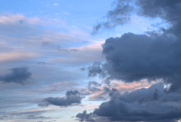 Des nuages blancs et sombres flottent les uns vers les autres dans le ciel bleu sur le moniteur Background Banner Screensaver