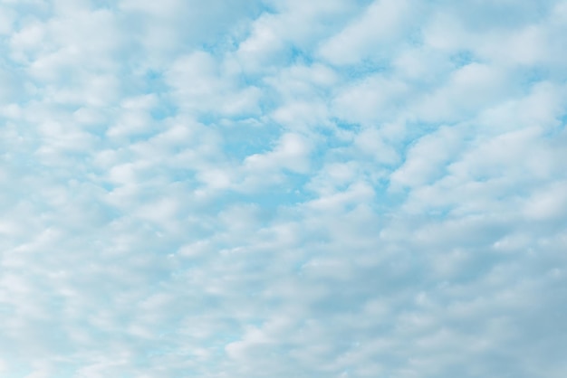 Nuages blancs sur la texture de fond de ciel bleu