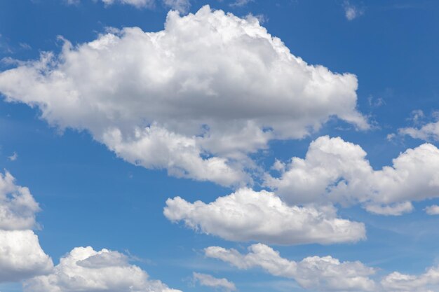 Des nuages blancs typiques séparés dans le ciel bleu