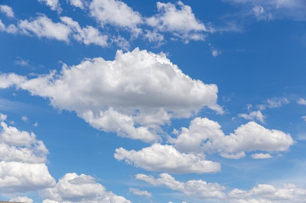 Des nuages blancs typiques séparés dans le ciel bleu