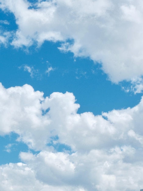 Nuages blancs volumétriques sur fond de ciel bleu cyan fond abstrait positif