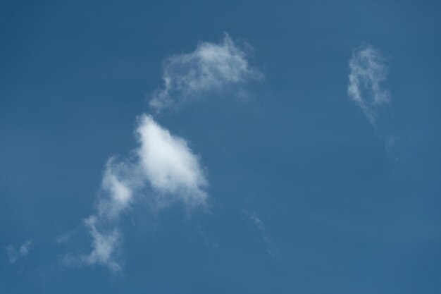 Nuages bleus dans le ciel Chaude journée ensoleillée