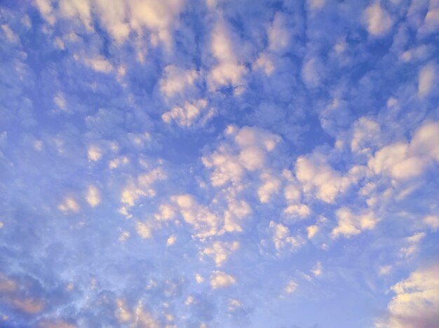 Photo des nuages brillants dans le ciel du soir une photo vibrante de nuages éclairés par le coucher du soleil