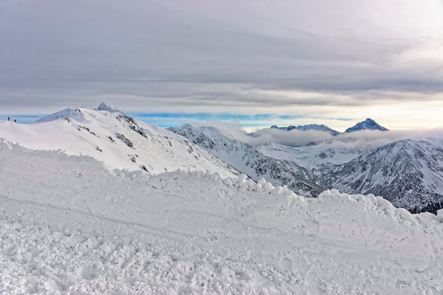 Nuages et brouillard à Kasprowy Wierch à Zakopane dans les monts Tatra en hiver. Zakopane est une ville de Pologne dans les Tatras. Kasprowy Wierch est une montagne à Zakopane et le domaine skiable le plus populaire de Pologne