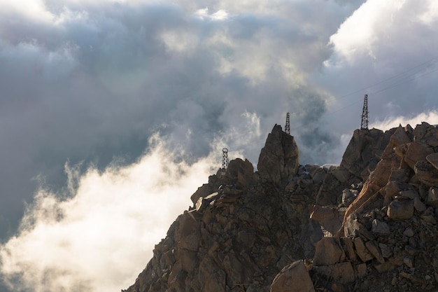 Nuages et brouillard près de l'Aiguille du Midi Vue depuis le refuge Cosmique Chamonix France Moment parfait dans les hautes terres alpines