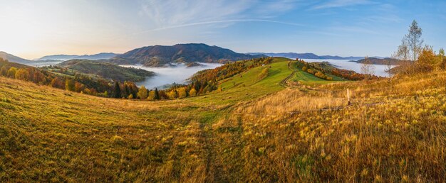 Nuages brumeux du matin dans la campagne de montagne d'automne Ukraine Carpates Transcarpatie Paisible pittoresque voyage nature saisonnière et scène de concept de beauté de la campagne