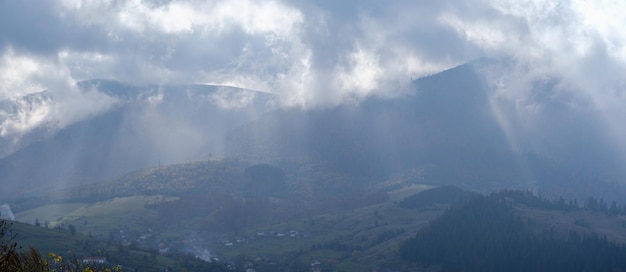 Nuages brumeux du matin dans la lumière du soleil et l'automne campagne de montagne Carpates Ukraine Transcarpatie gamme Borzhava