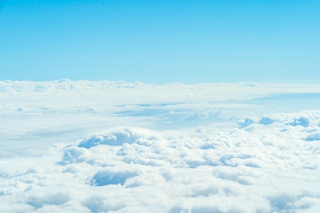 Nuages et ciel au-dessus de la fenêtre de l'avion