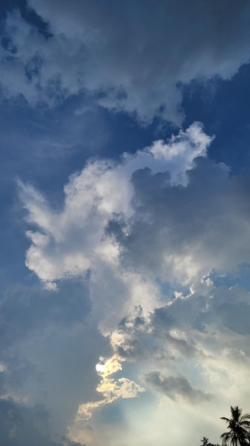 Photo des nuages avec un ciel bleu en arrière-plan