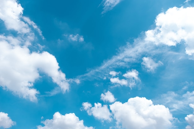 Nuages ​​avec ciel bleu au soleil