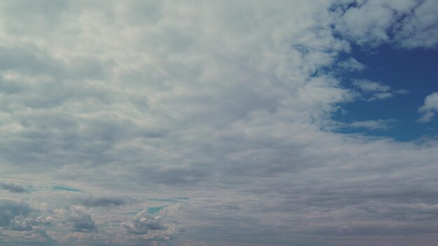 Photo nuages avec un ciel bleu clair à l'horizon paysage nuageux nature fond texture moelleuse en couches