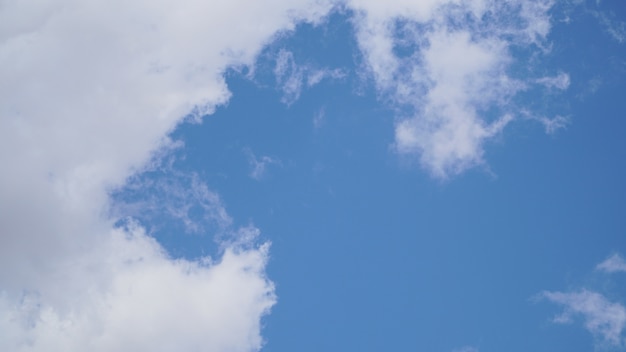 Nuages ​​et ciel bleu clair