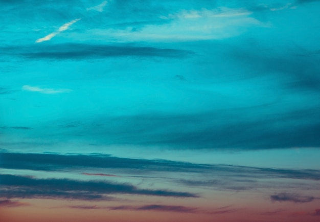 Photo nuages ​​de ciel bleu et orange au coucher du soleil ou au lever du soleil