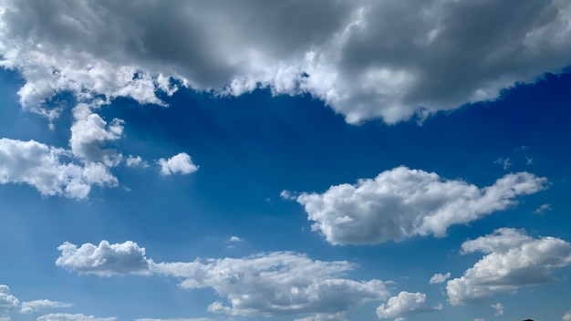 Nuages sur ciel bleu