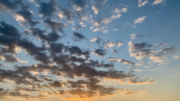 Nuages sur ciel bleu