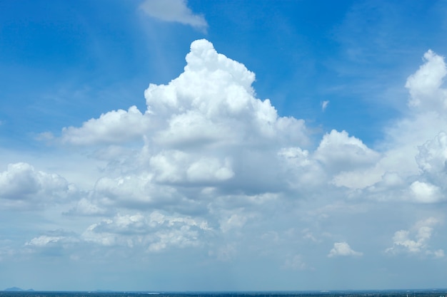 nuages ​​de ciel bleu