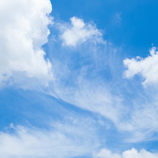 Nuages ​​et ciel bleu.