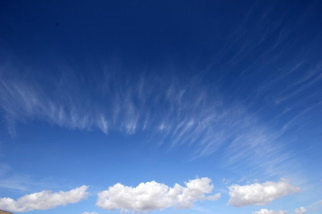 Nuages ​​et ciel bleu