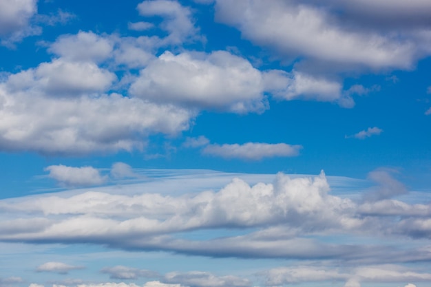 nuages ​​sur le ciel bleu