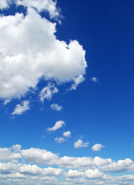 nuages sur le ciel bleu