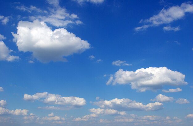 Nuages sur ciel bleu