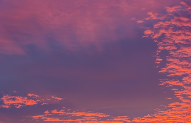 Nuages de ciel de coucher du soleil le soir au crépuscule avec la lumière du soleil orange colorée