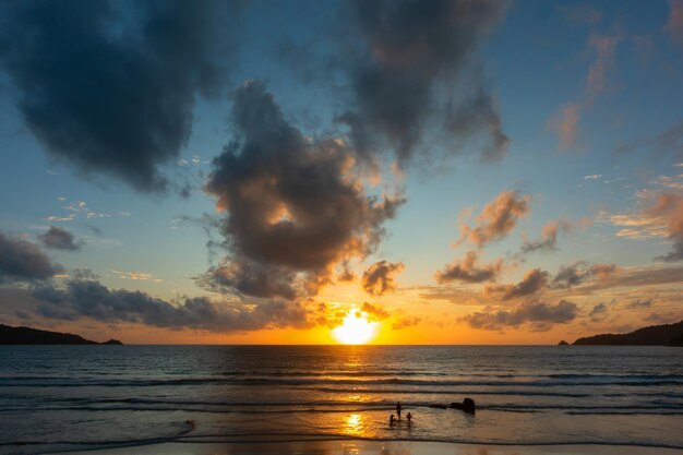 Nuages ciel coucher de soleil ou lever de soleil sur la merBelle lumière du soleil dans l'océanIncroyable nature paysage marin