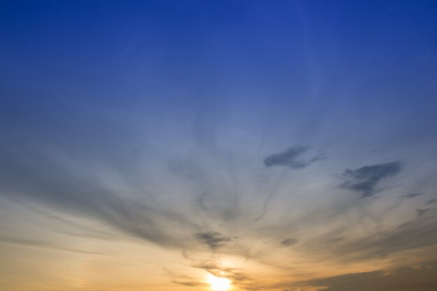 Nuages ​​et ciel coucher de soleil