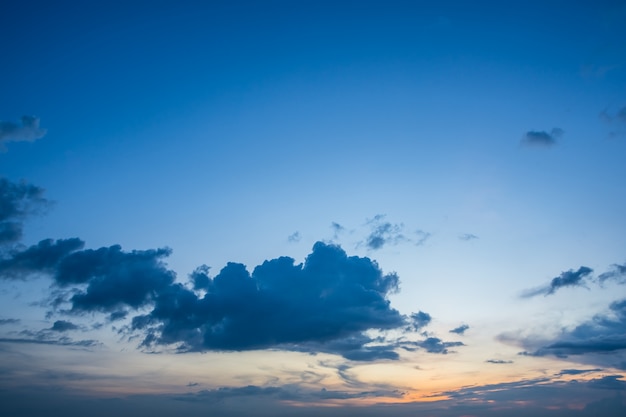 Nuages ​​de ciel dans la soirée.