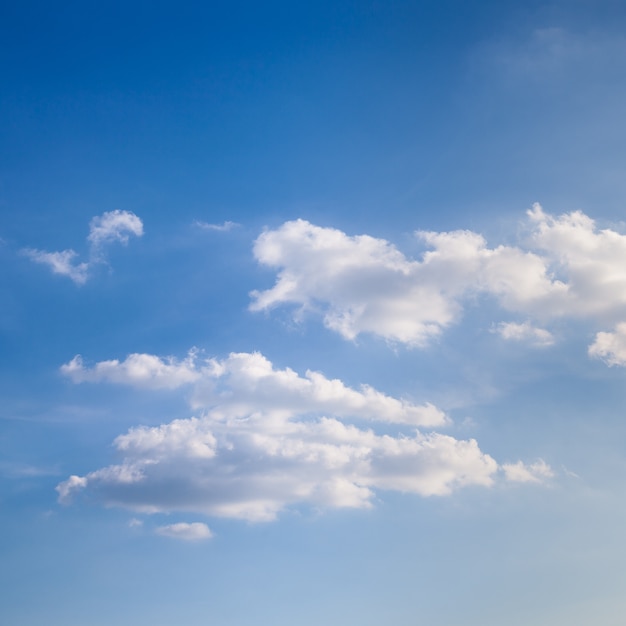 Nuages ​​et ciel dans la soirée