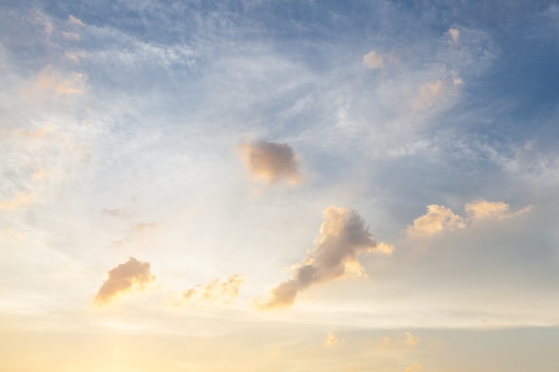 Nuages ​​et ciel dans la soirée