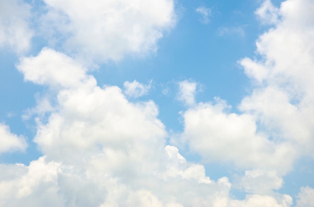 Nuages et ciel avec fond flou