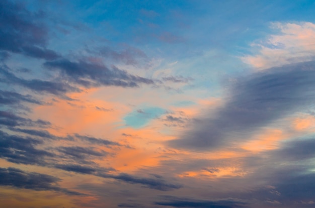 Nuages ciel soir coucher de soleil divers types de nuages.