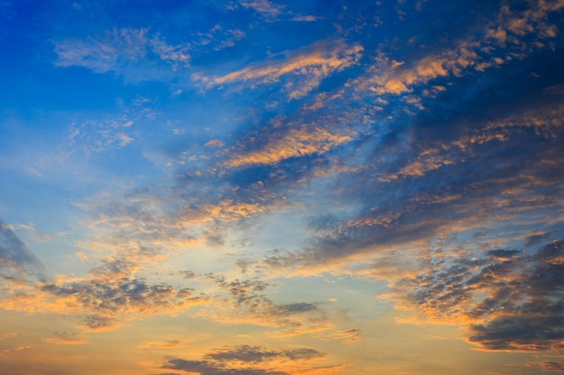 nuages et ciel le soir