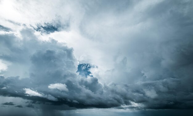Nuages et ciel de tempête tropicale