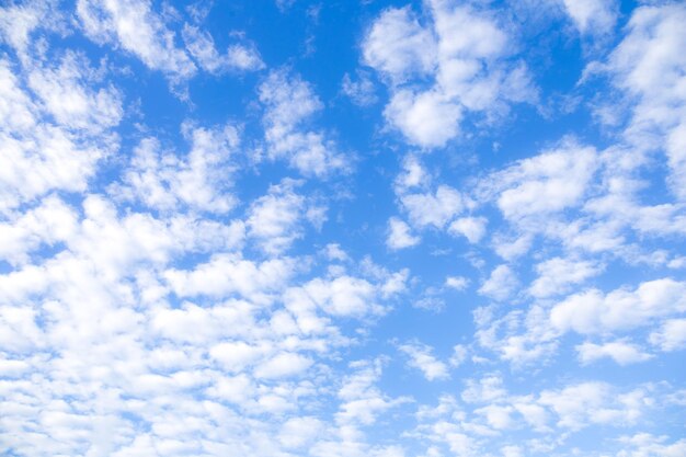 nuages et cielCiel bleu et nuages blancs