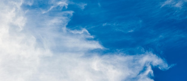 Nuages cirrus sur ciel bleu copie espace beau cloudscape Beaux cirrus nuages blancs sur ciel bleu jour court détaché temps nuageux nature fond