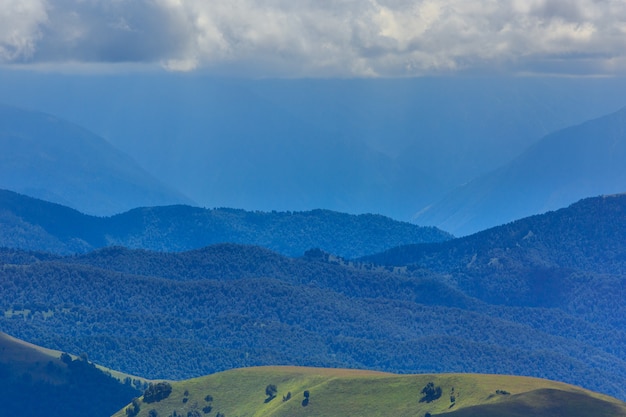 Nuages sur les collines de la région du mont Elbrouz. Photographié dans le Caucase, en Russie.