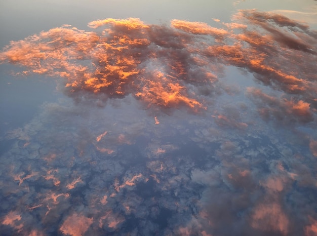 Nuages colorés au coucher du soleil pendant le coucher du soleil.