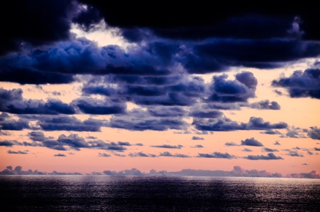 Nuages colorés au coucher du soleil