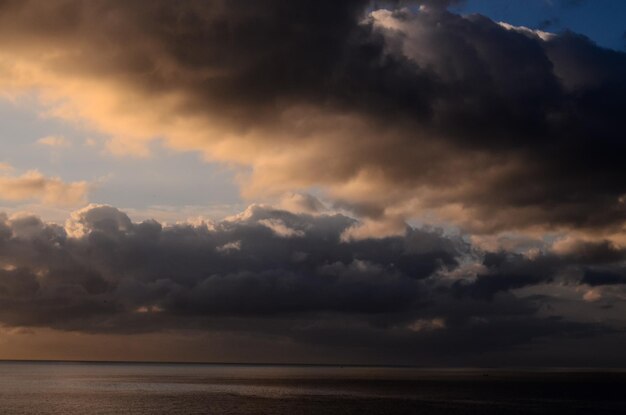 Nuages colorés au coucher du soleil