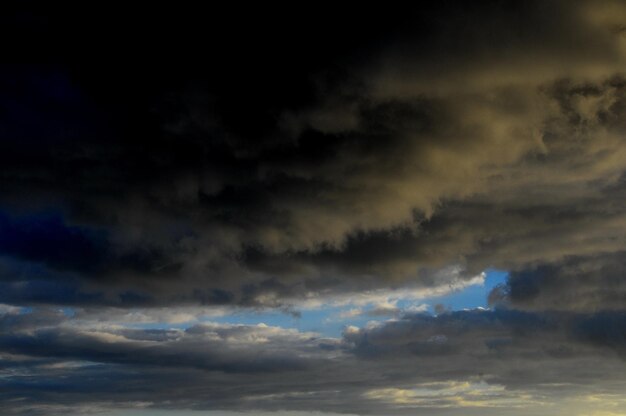 Nuages colorés au coucher du soleil