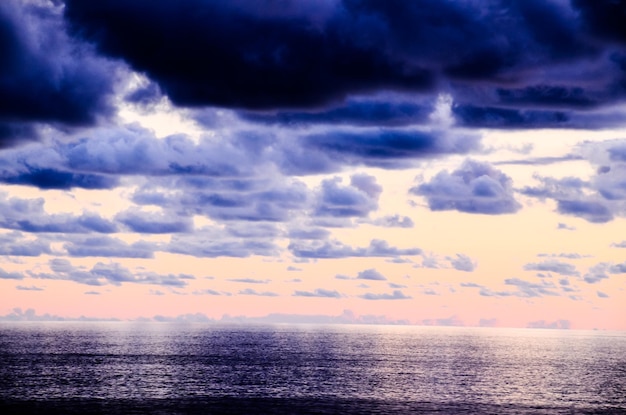 Nuages colorés au coucher du soleil