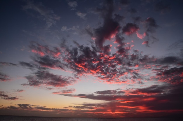 Nuages colorés au coucher du soleil