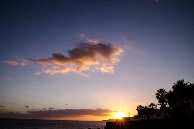 Nuages colorés au coucher du soleil