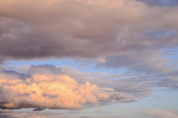 Nuages colorés au coucher du soleil