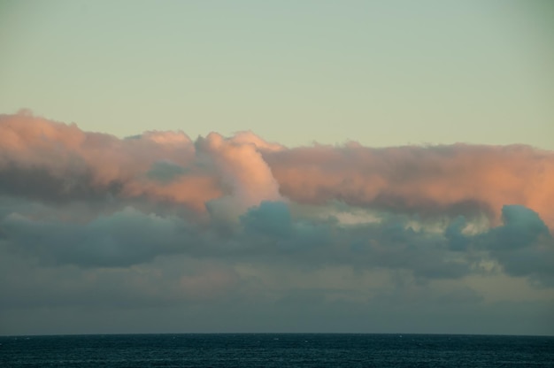 Nuages colorés au coucher du soleil