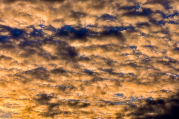 Des nuages colorés au coucher du soleil