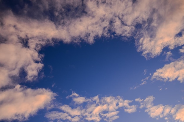 Nuages colorés au coucher du soleil