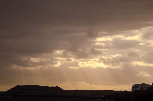 Nuages colorés au coucher du soleil